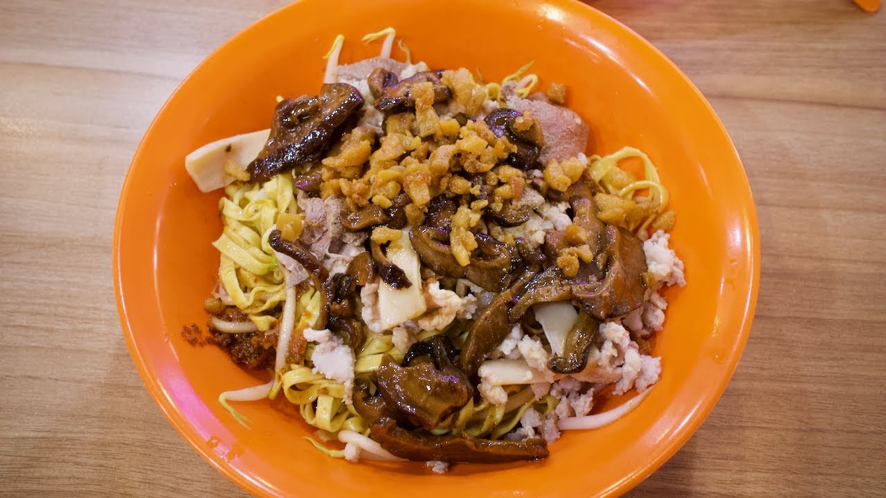 The best BAK CHOR MEE (minced meat noodles/) in Toa Payoh and some say Singapore! (street food)