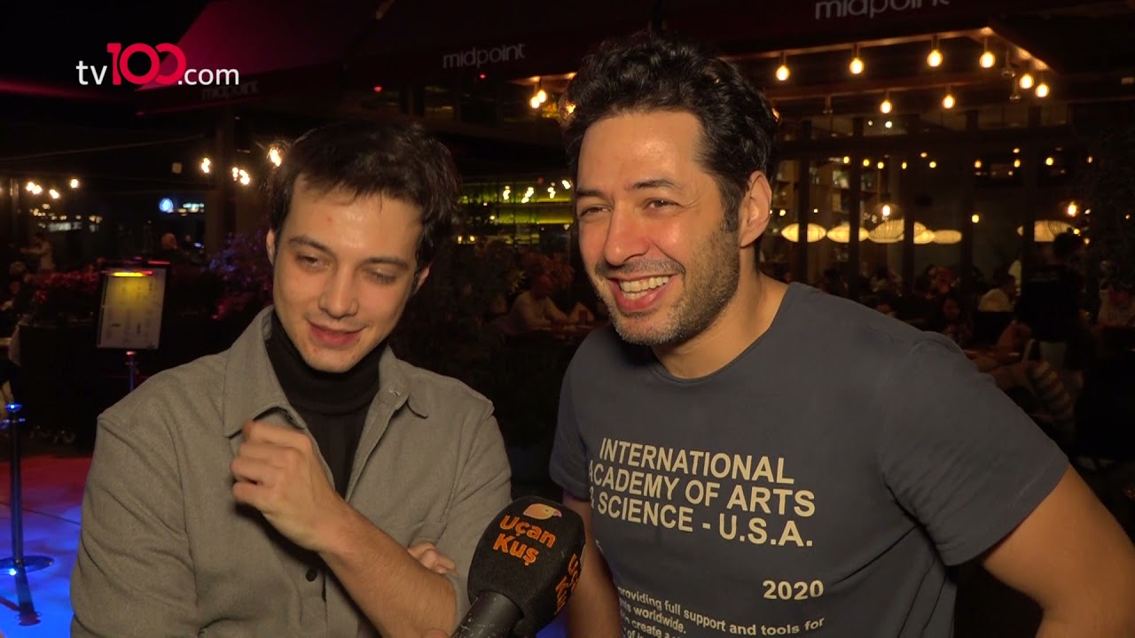 Mert Yazıcıoğlu sevgilisi Afra Saraçoğlu'na ilk tiyatro deneyiminde destek oldu