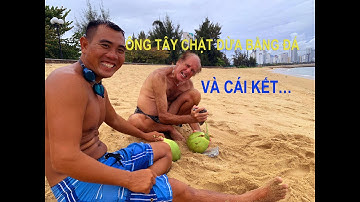 Ông Tây chặt dừa bằng đá và cái kết... How to chop a coconut with a stone.