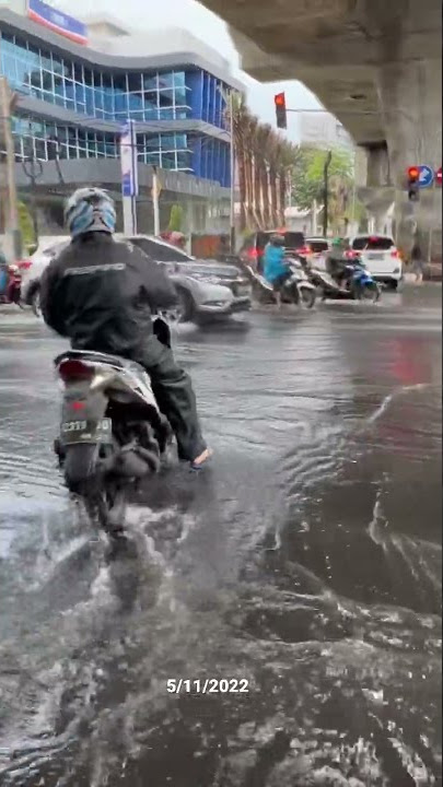 Perempatan KFC jalan Wolter Monginsidi Jakarta Selatan