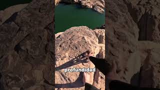 ¿Por qué se lanzan Piedras al Agua antes de Saltar al Agua?