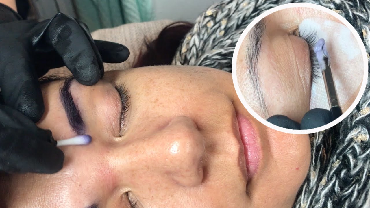 Посмотрите, как косметолог выполняет комплексную процедуру для глаз All 3 | сине-черные брови!