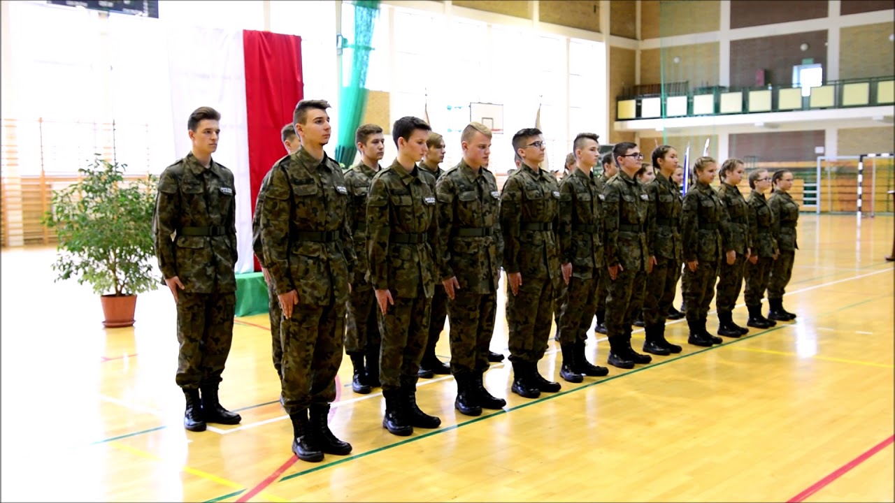 Pokaz musztry w wykonaniu I klasy mundurowej LO w Sokółce