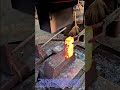 Schmieden mit dem Drucklufthammer: Traditionelle Schmiedetechniken zur Metallbearbeitung