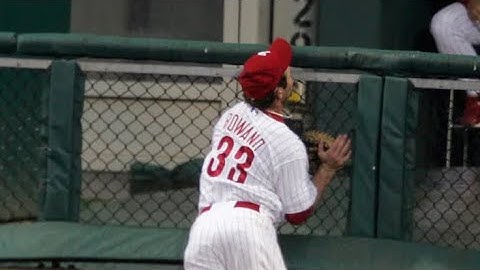 Aaron Rowand insane catch but broke his nose
