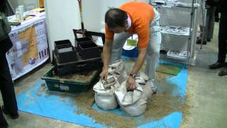 震災対策技術展：世界最速土嚢製作器（Quick Sandbag maker）