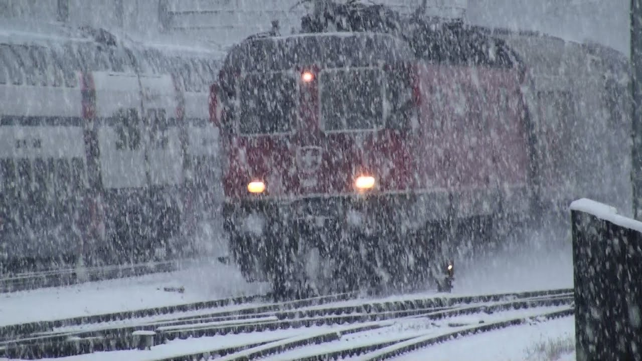 Der Schnee kommt, die Bahn fährt. Züge im Schnee, train