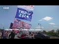 Trump je obviněn ze spiknutí