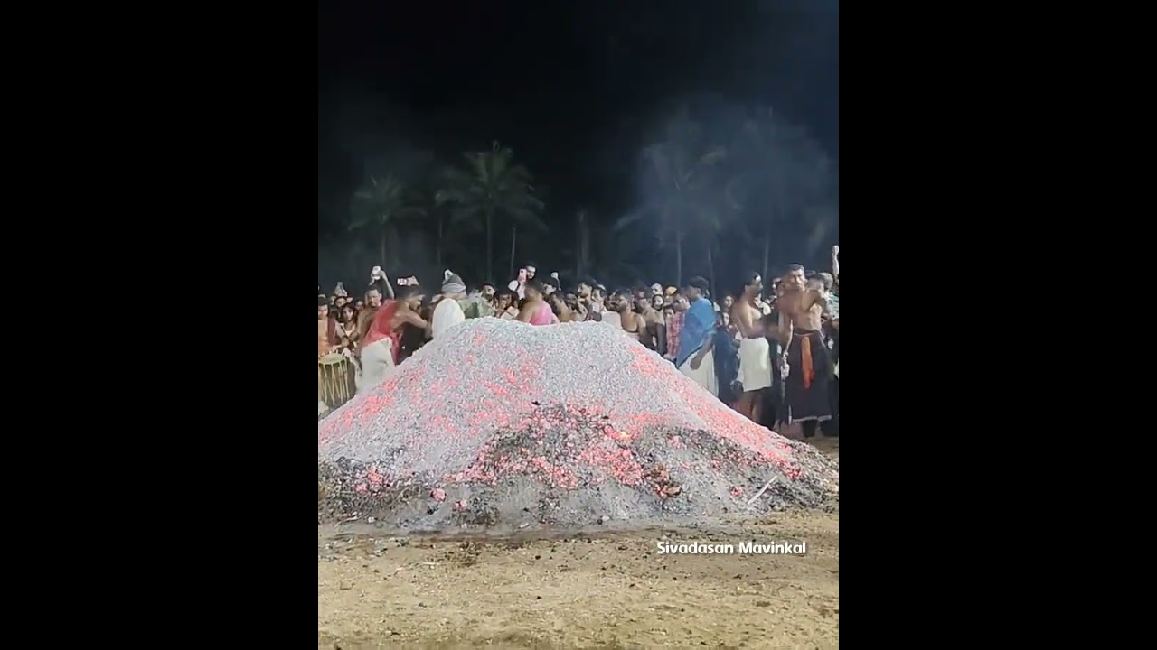 തീച്ചാമുണ്ഡി അഗ്നി പ്രവേശം ചെറുകുന്ന് കൂരാംങ്കുന്ന് ഭഗവതി ക്ഷേത്രം കളിയാട്ടം കനലാടി: ആകാശ് പ്രകാശ്.