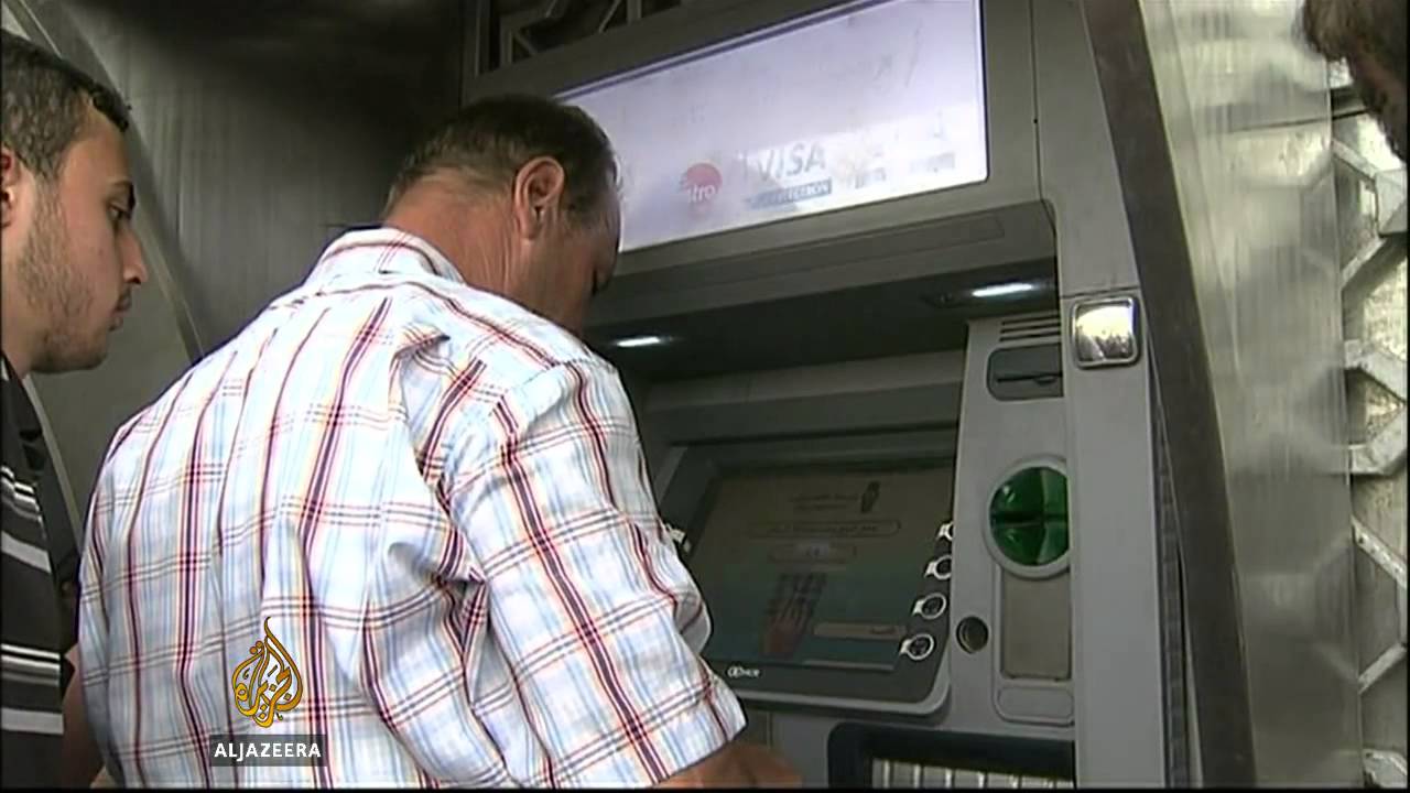 عمال فلسطينيون يضربون عن العمل في غزة احتجاجاً على الأجور