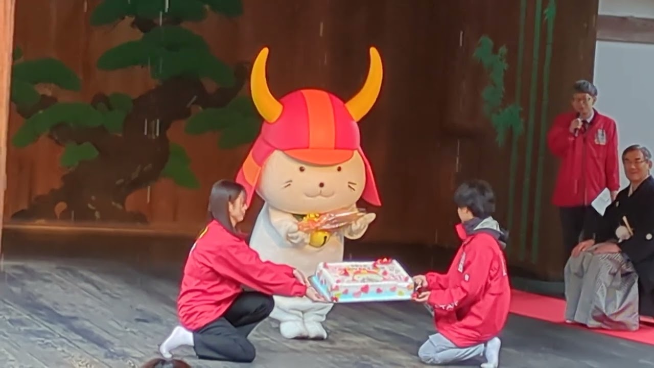 ひこにゃん　19回目のお誕生日は能舞台でのセレモニーです