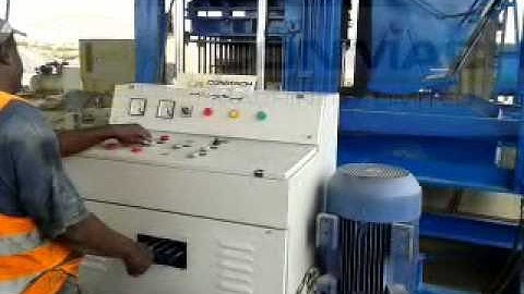 Conmach BlockKing-25MS Concrete Block and Interlock Making Machine during 15 cm Block Production 4