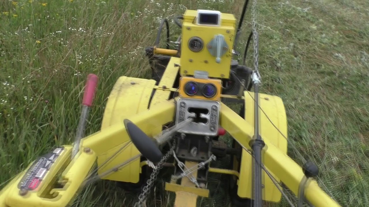 Кошение травы модернизированной косилкой Заря - YouTube
