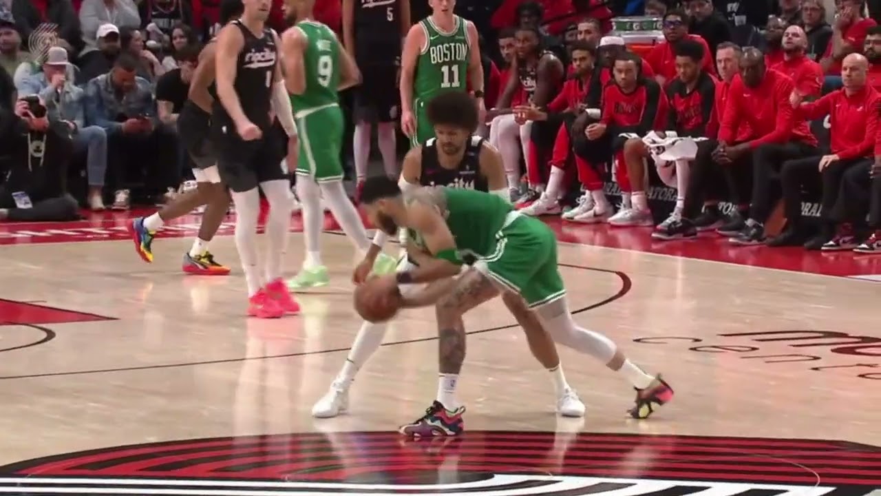 Matisse Thybulle blocks Jayson Tatum's 3-point attempt from behind 