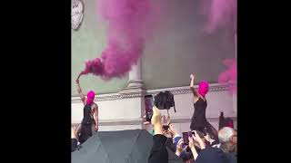 Pussy Riot и Femen открыли павильон России на Венецианской биеннале