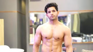 Download Lagu India's gespierde sensatie: deze Desi-hunk herdefinieert fitnessdoelen MP3