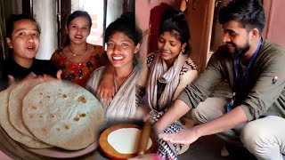 Enjoying tawa roti with urmila's family Himesh /Megha