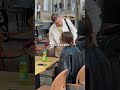 盲目の男性が海へ落ちそうになっていたら