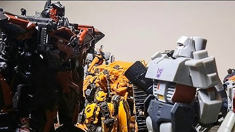 Transformers One D-16 stands up to sentinel