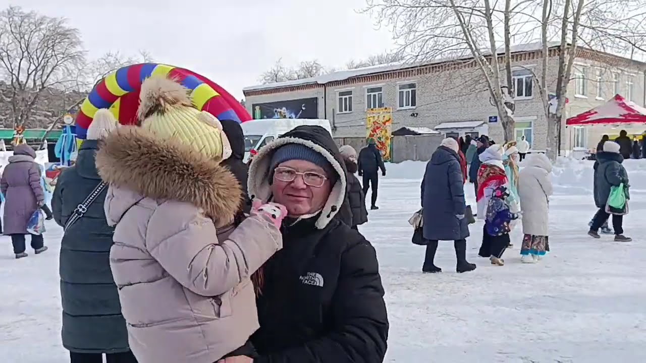 ПРАЗДНИК, ЖАРИМ ШАШЛЫКИ, ЗАСТОЛЬЕ. 