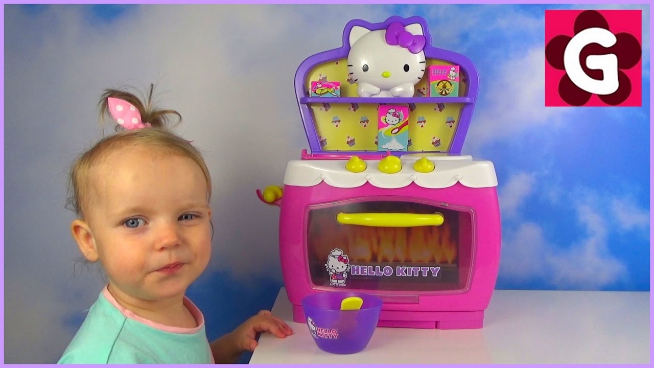 Gaby playing with Hello Kitty Kitchen Playset - Magic Oven