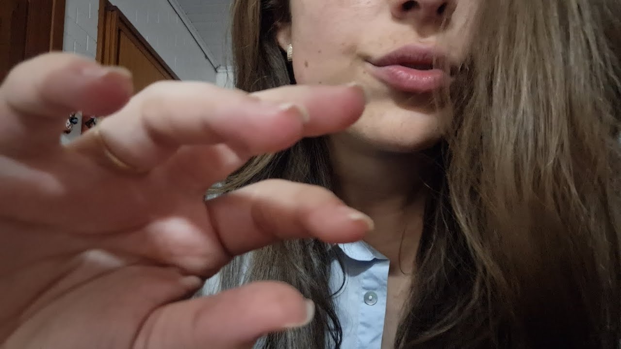 Asmr conversando, sussurros, sons de mãos, tapping, massagem e scratching 