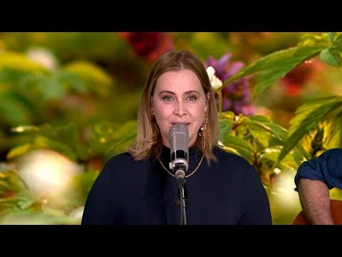 ANOUK presenteert de LENTE in het RTL WEERBERICHT