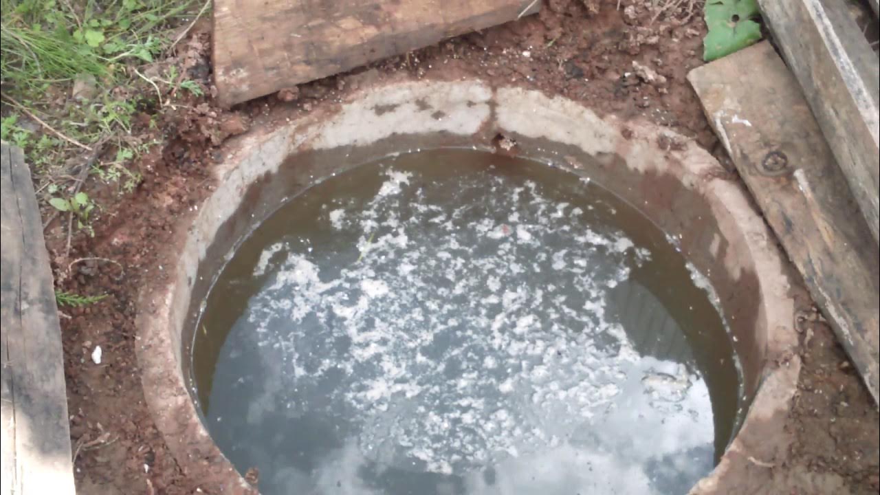 Колодец пропускает воду. Заиливание бетонного кольца. Колодец для воды. Колодец полный воды. Копка колодцев.