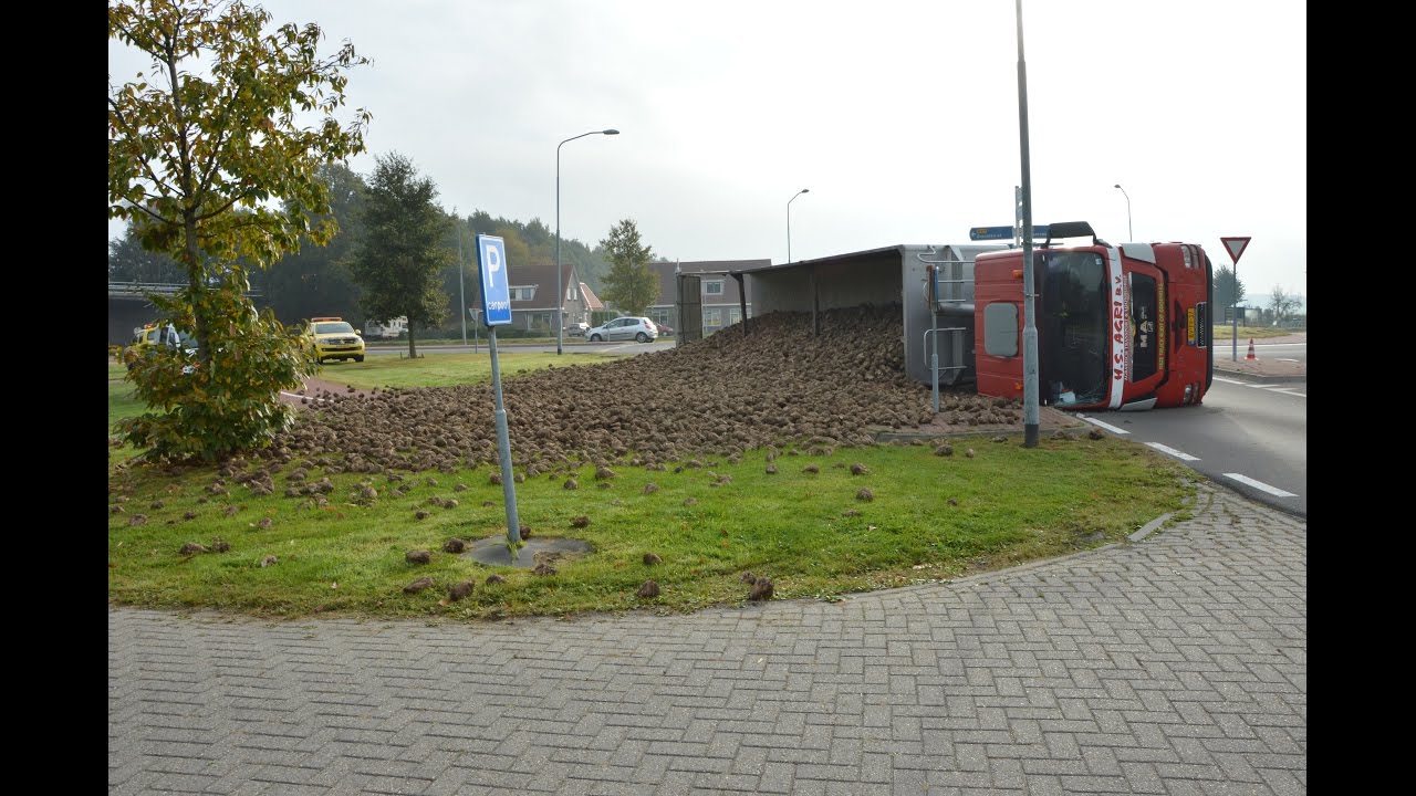 Vrachtauto met bieten gekanteld in Hoogersmilde
