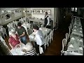 Ex-ministro faz manobra e salva senhora engasgada em restaurante