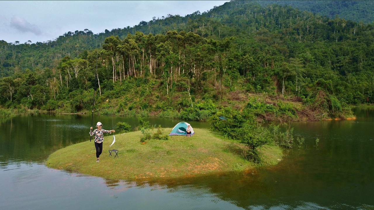 Survival camping alone on a mini island, survival fishing