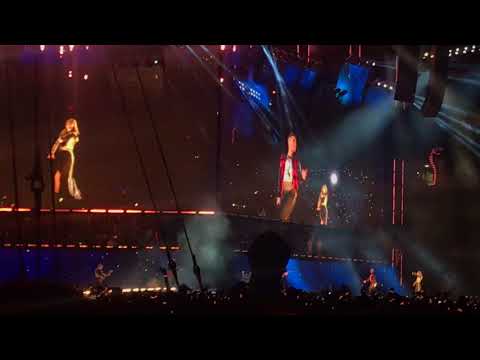Taylor Swift &