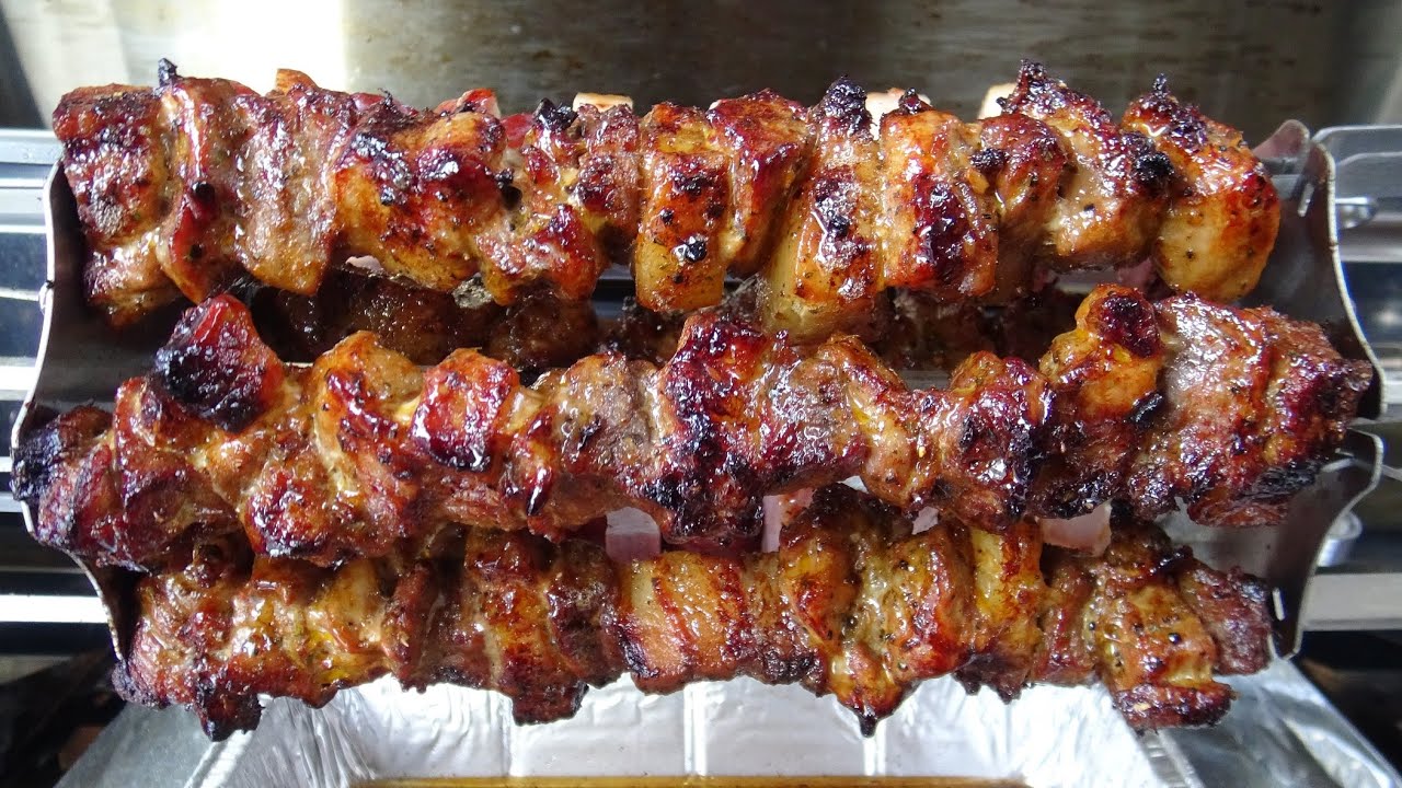 masový špíz na rožni a míchání koření na rožnění