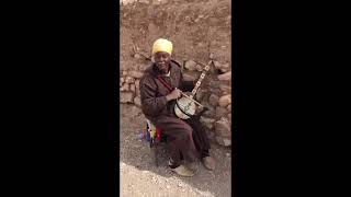 Moroccan playing a  Ribab at Ait Benhaddou Resimi