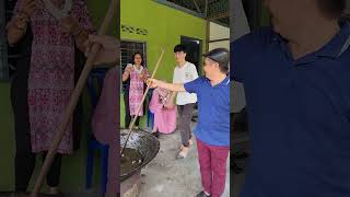 Bila Bergilir-Gilir Mengacau Dodol Semua Tidak Penat Berkat Kerjasama