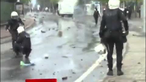 1 Mayıs 2014 polis memuru tasların hedefi oldu
