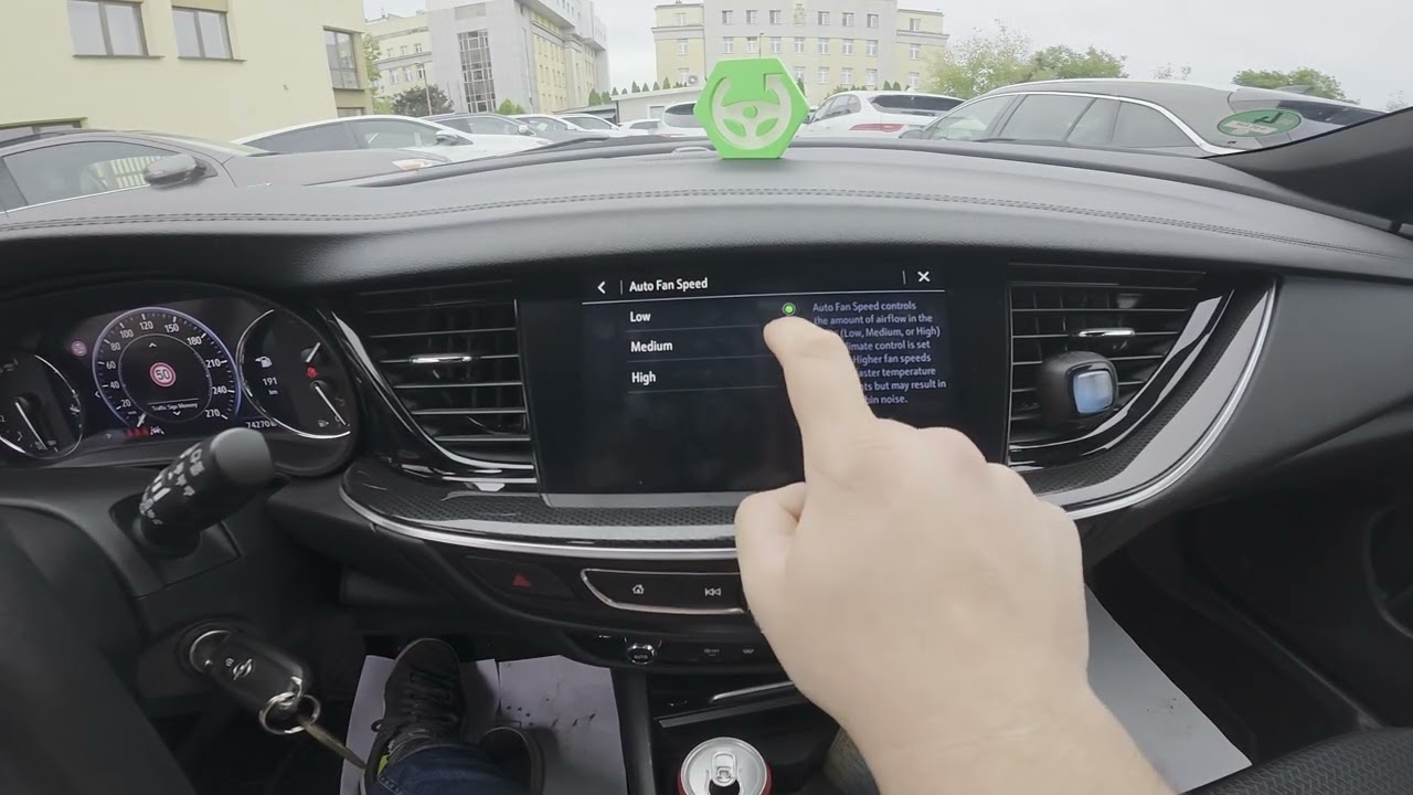 Opel Insignia B (2017-2023) – Как включить или отключить автоматическую регулировку скорости вент...