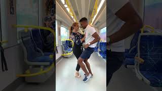 Bailando bachata en el tren