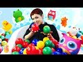 Видео для детей с Машей Капуки Кануки. Ванна с шариками для игрушек