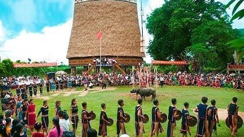 Cận Cảnh Nhà Rông Người Dân Tộc Đang Sửa Chữa