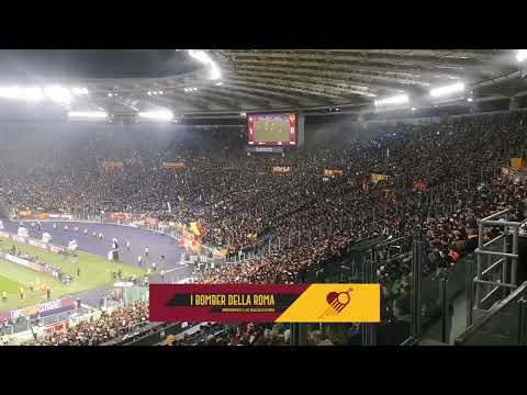 Roma Verona: i gruppi della Curva Sud, spalle al campo, cantano  Fe-Fe-Fedayn rivolti verso i Fedayn