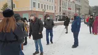 В Нижнем Новгороде полицейские раздавали маски участникам несанкционированной акции