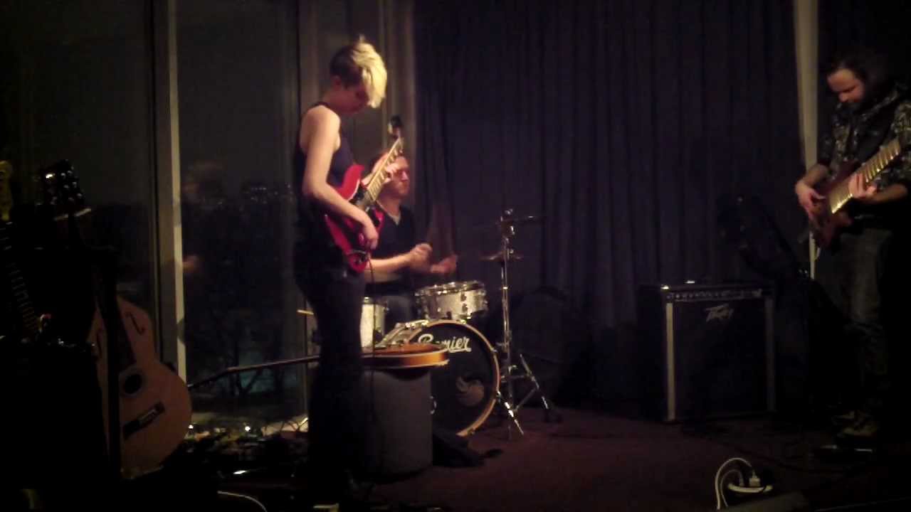 Guarda Susanna Risberg Trio - Tifa su YouTube Guarda Susanna Risberg Trio - Tifa su YouTube