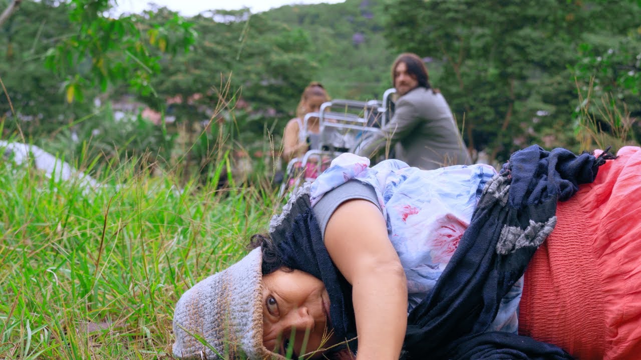 Atropellaron y abandonaron a su madre por la herencia jamás imaginaron que un ángel la salvaría