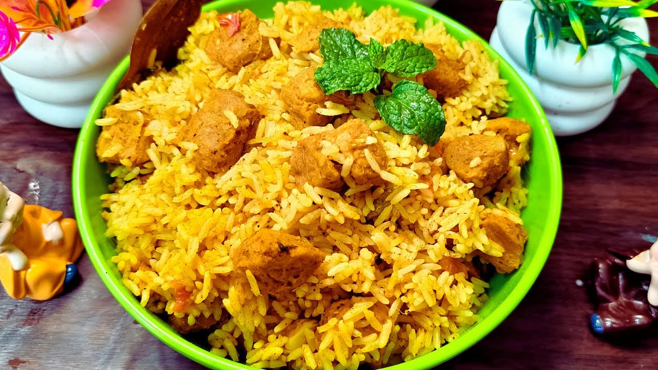 కుక్కర్‌లో 15 నిముషాల్లో సోయా చంక్స్ పులావ్ | ఎంత తిన్నా తనివి తీరని రుచి!Meal Maker Pulao|