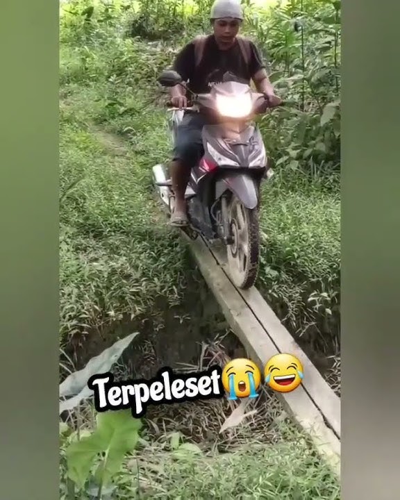 Terpeleset Lucu Jatuh