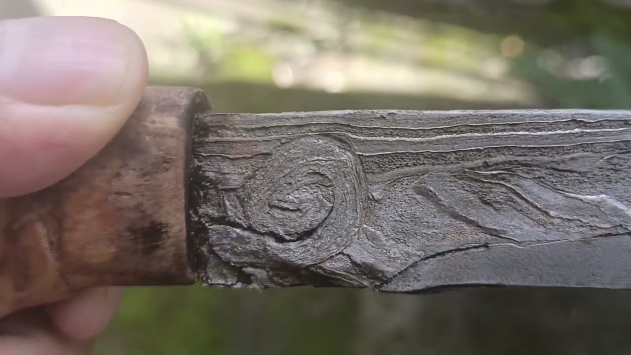 Badik luwu terbelah di punggung bila