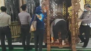 Virus Corona : Mesjid Syaichona Kholil Diadakan pembersihan smoga terhindar dri bakteri penularan