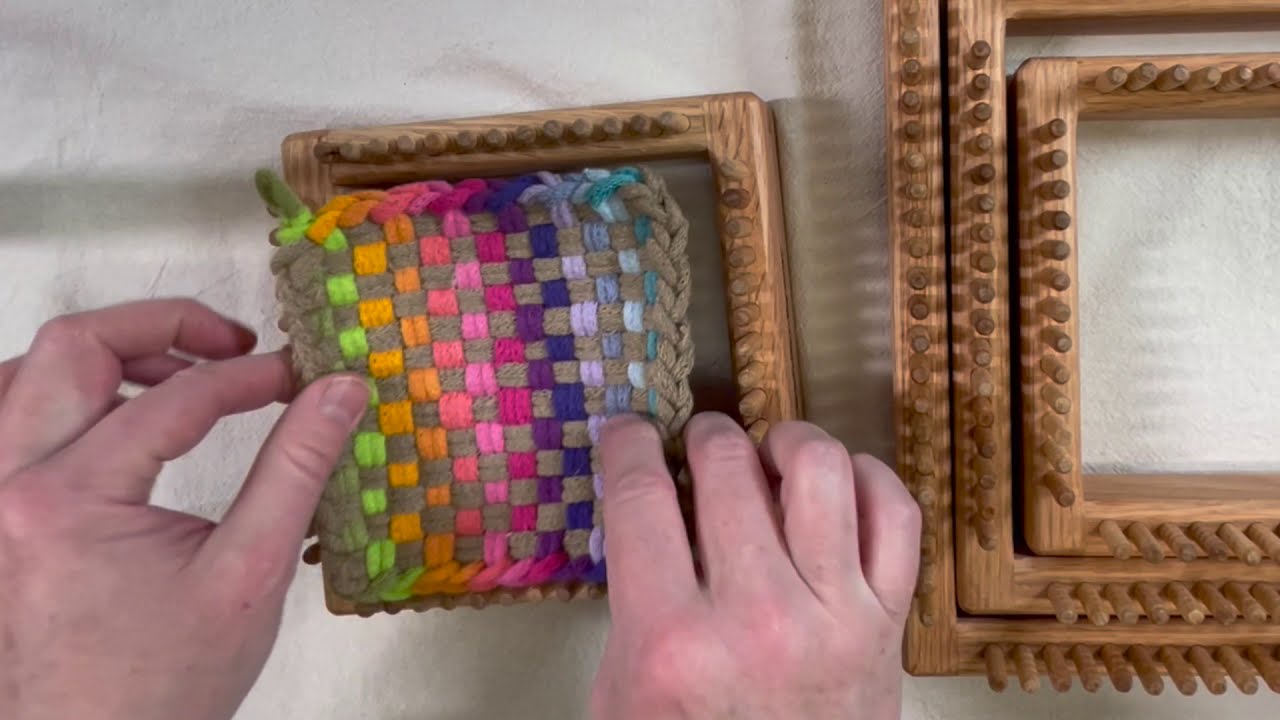 HOW TO WEAVE A POTHOLDER (Potholder Loom) 