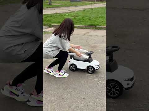 Каталка-толокар Volkswagen T-Roc 651 з батьківською ручкою, Червоний, видео 1